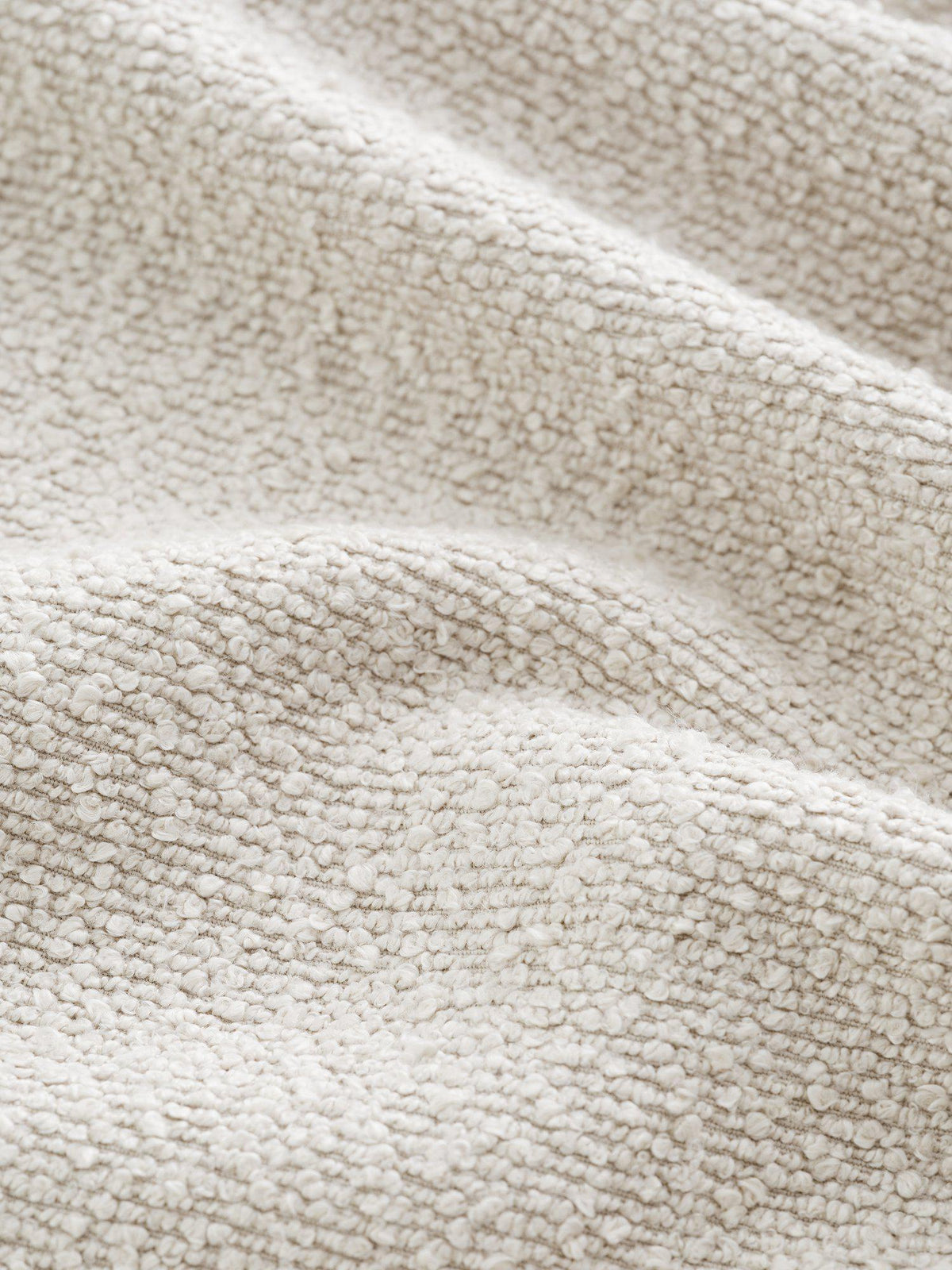 Gina multibandslängder i beige som visar gardinens textur och fall
