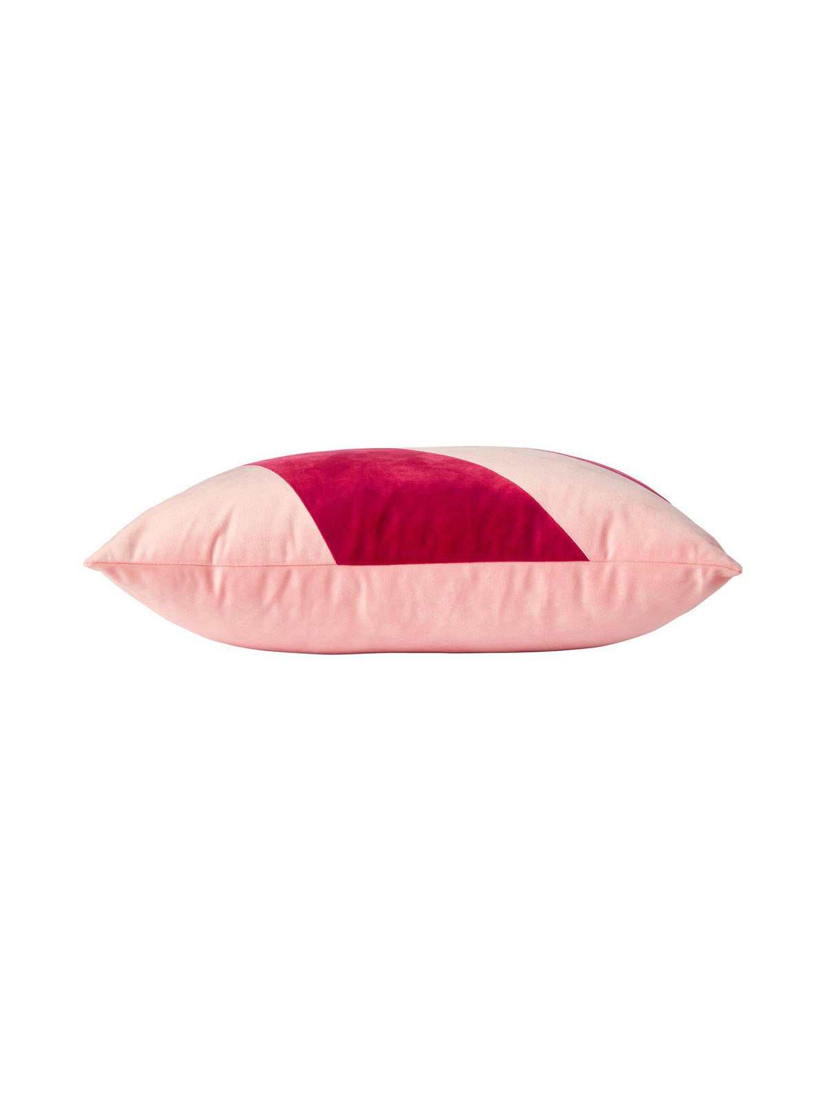 Närbild på rosa Vicky kuddfodral i sammet med dekorativa ränder