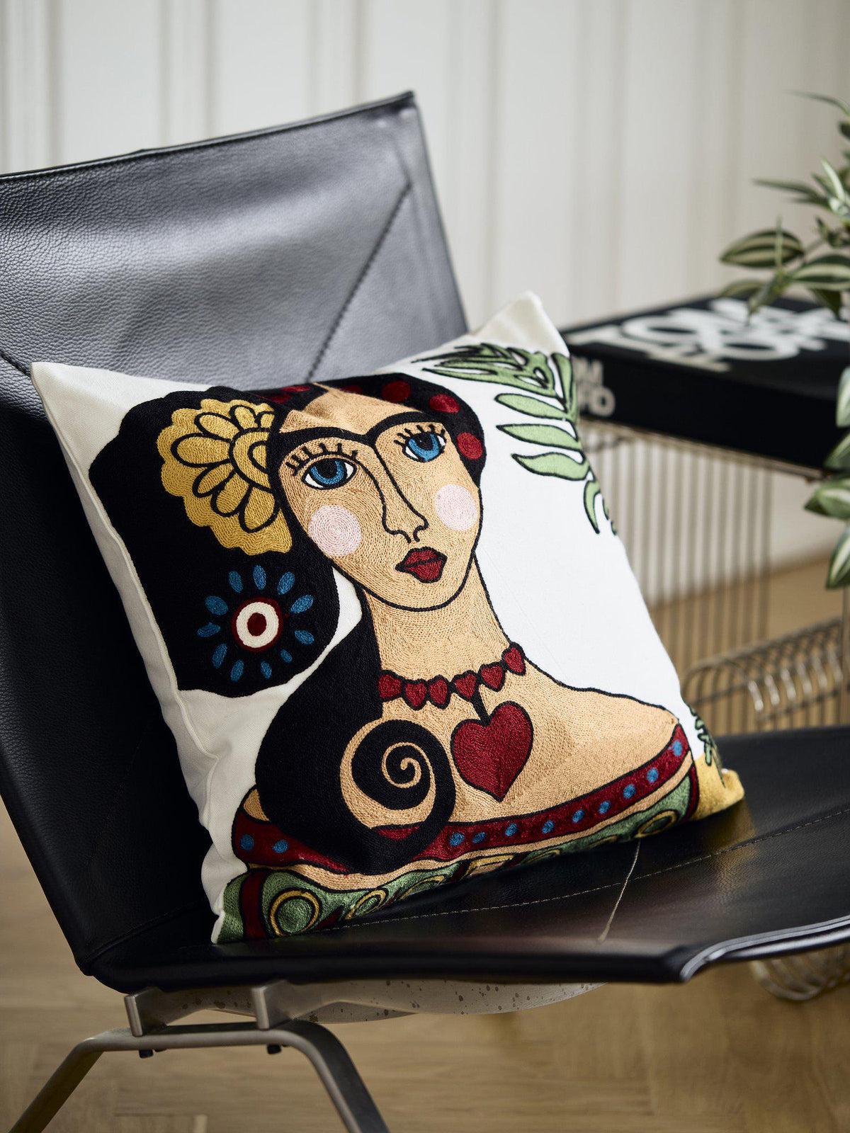 Frieda kuddfodral multi sett framifrån med motiv av en kvinna och gröna blad