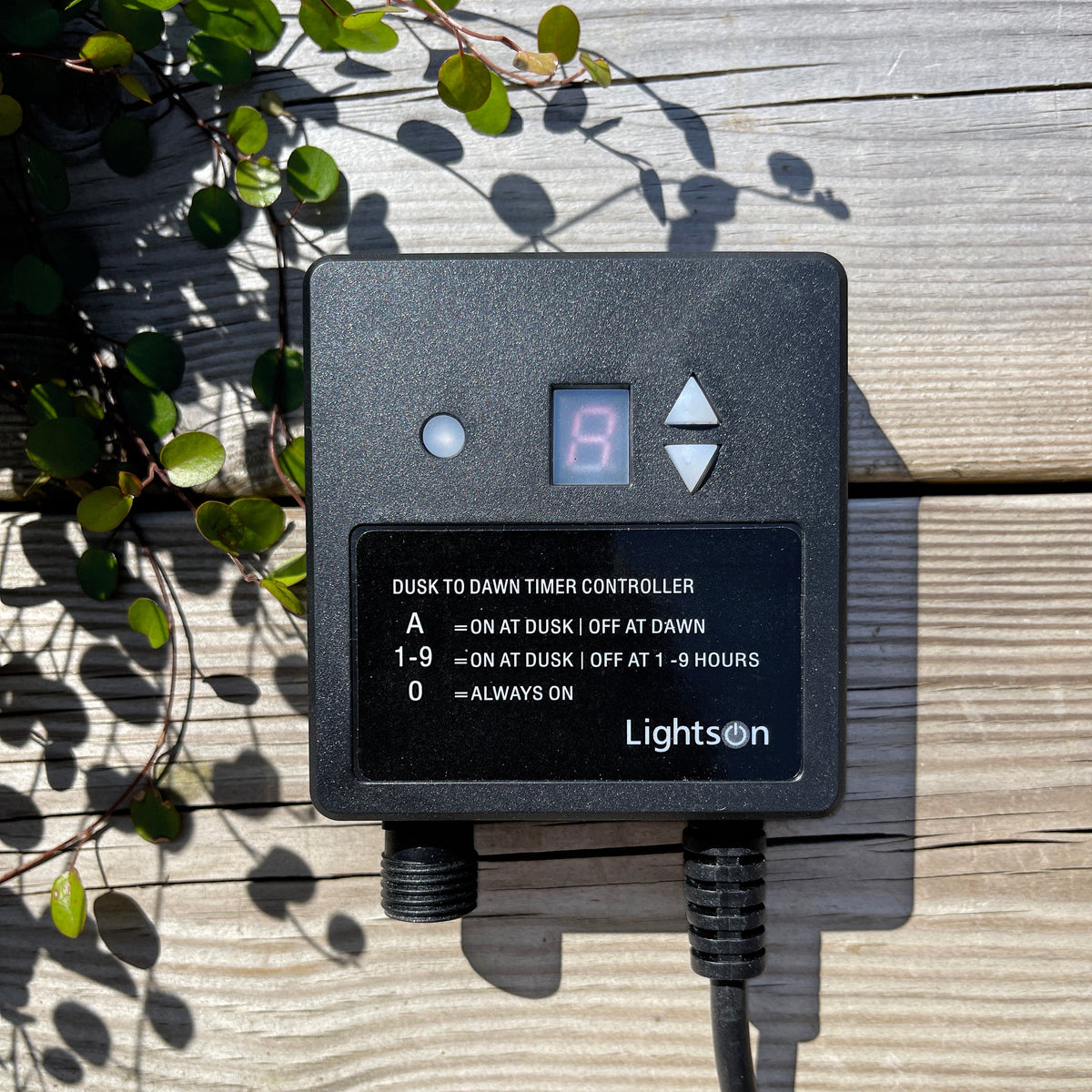 Kontrollenhet för LightsOn ljussensor med pilknappar och display