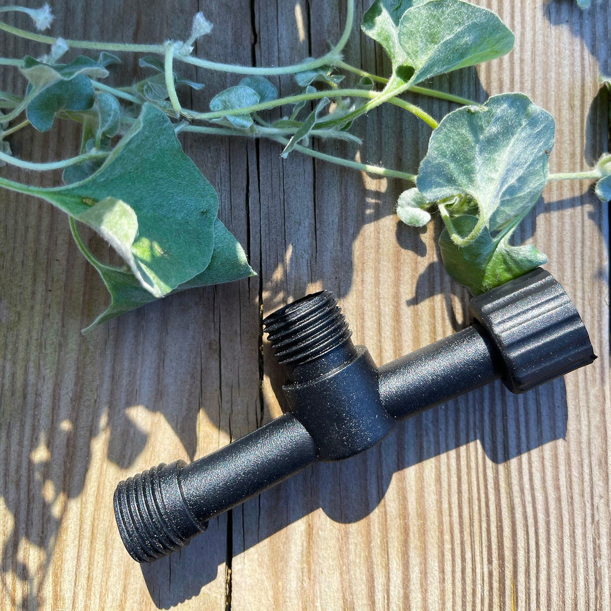 Närbild på anslutningar på en svart T-koppling för LED-system