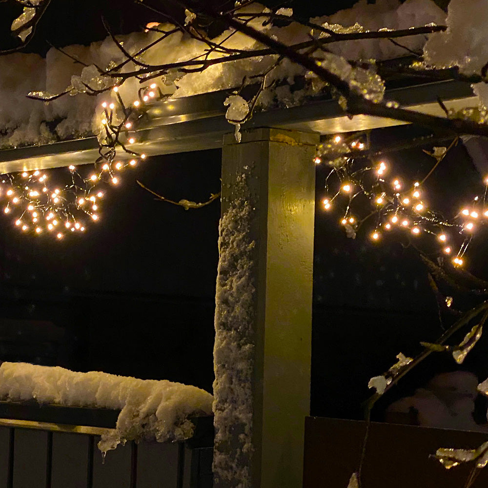 LightsOn Bliss ljusslinga som lyser upp en mur i mörkret
