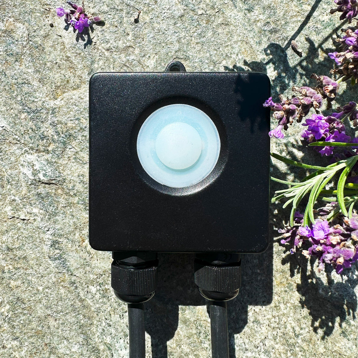 Närbild på Smart Control anslutningskablar och vattentät koppling