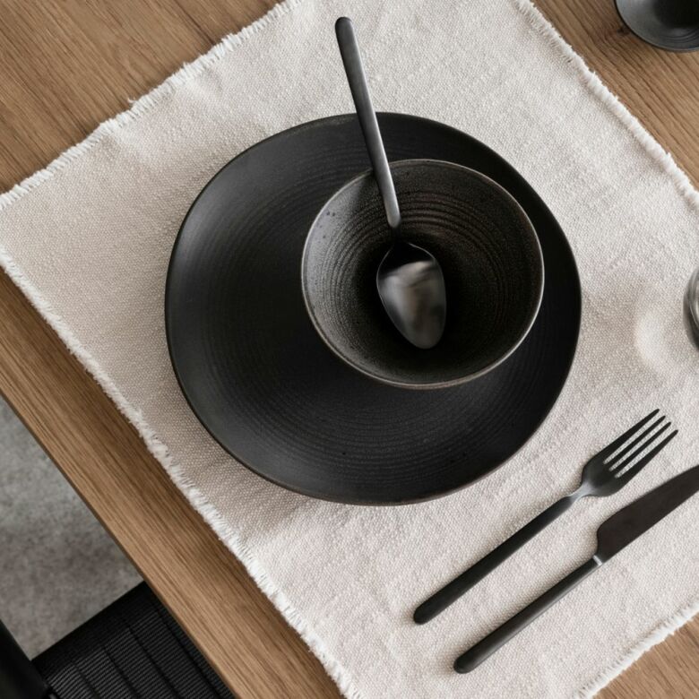 Närbild på Kumi skål Espresso från Blomus med unik reaktiv glasyr