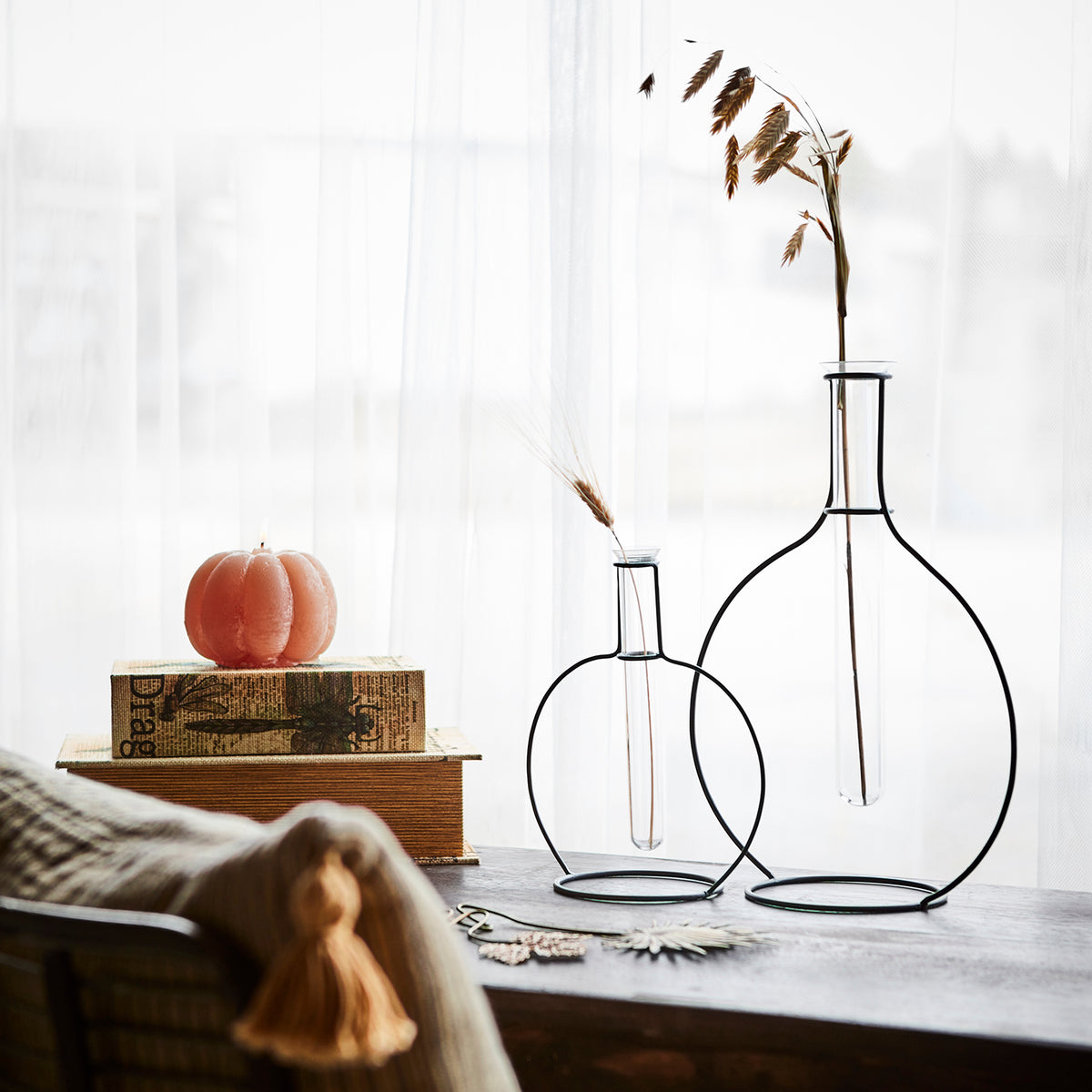 Närbild på textur och form av ett sandfärgat DECO pumpaljus