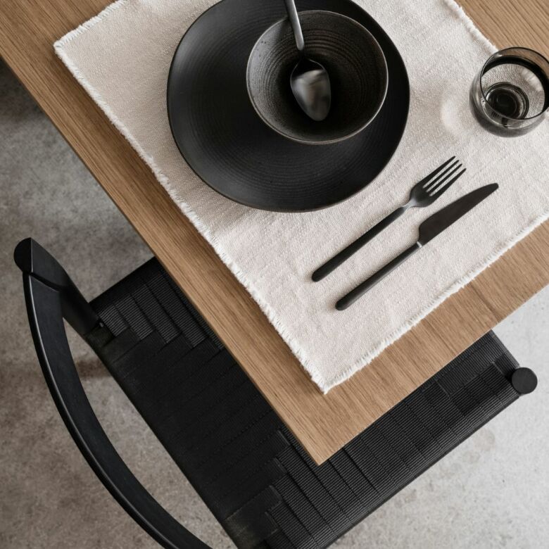 Minimalistisk mörkbrun Kumi tallrik från Blomus sedd från sidan