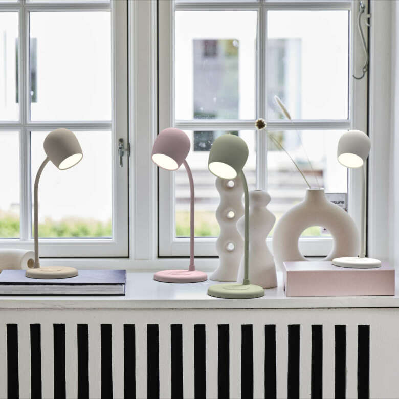 Ellie skrivbordslampa i vit återvunnen plast med trådlös laddning i basen