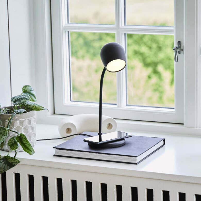 Närbild på Ellie LED-lampa som visar den flexibla halsen och moderna armaturen.