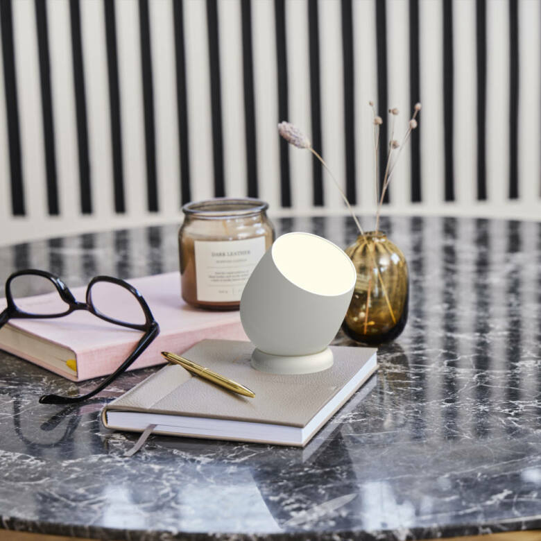 Beam trådlös lampa med justerbar vinkel och vit finish