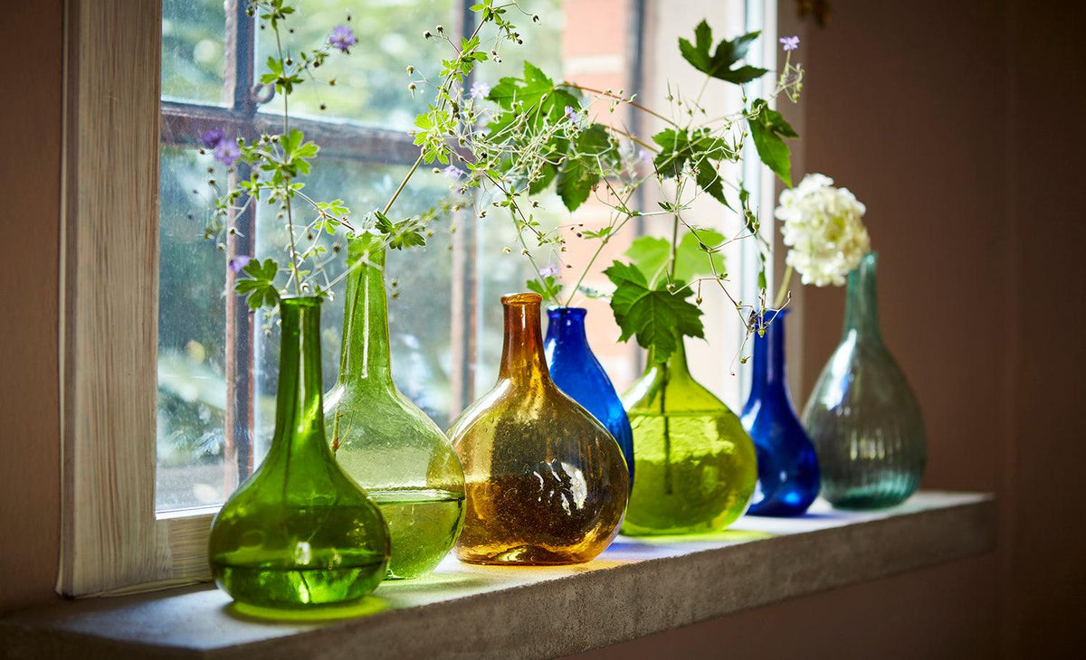 Närbild på VIOLETTA vas i blått genomfärgat glas med unika bubblor