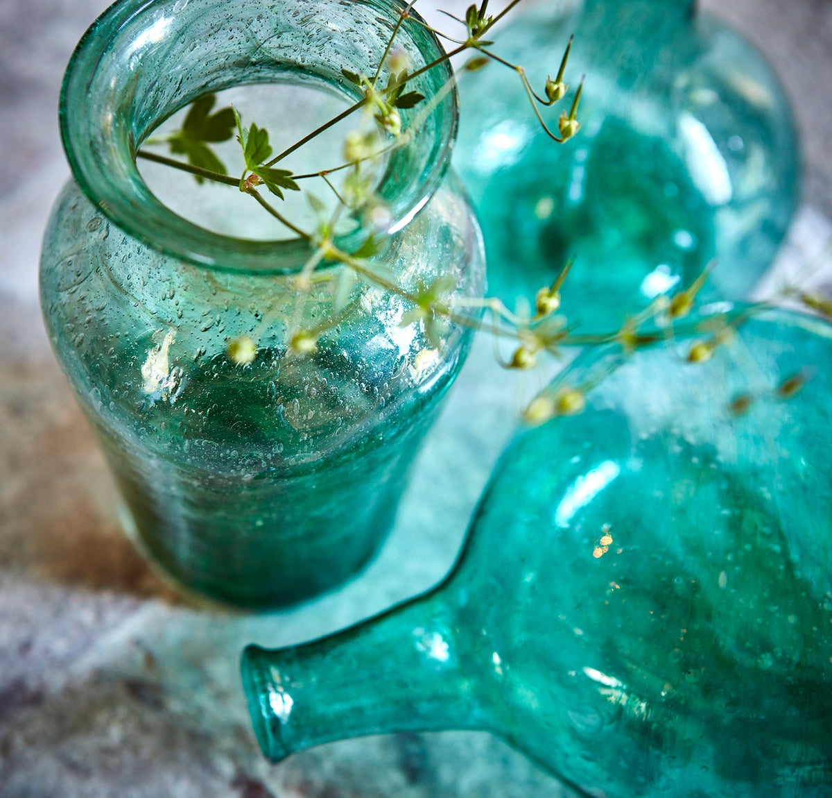 Närbild på detaljer och bubblor i den mintgröna vasen VIOLETTA