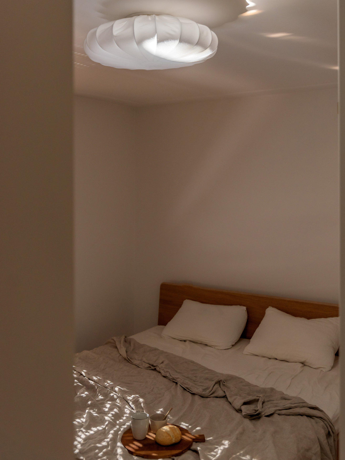 Närbild på den vågformade designen av Plafond Franza taklampa