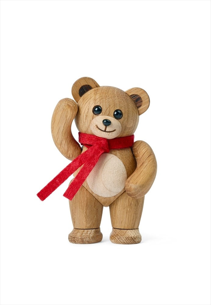Teddybjörn i ek med röd halsduk – nostalgisk trädekoration för stugans fönsterbräda