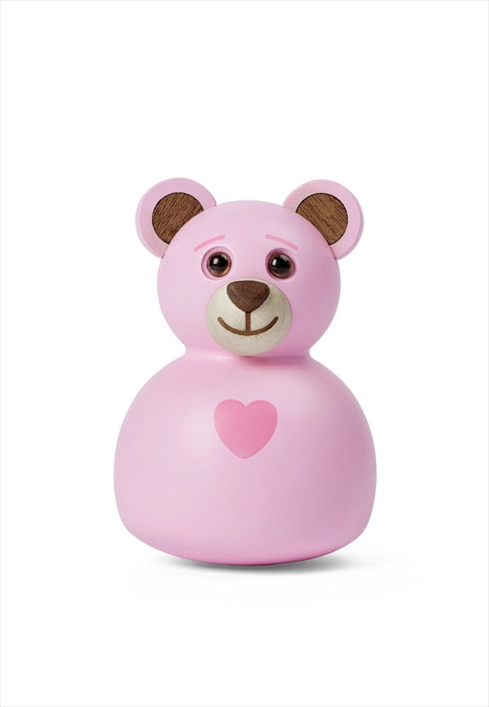 Rosa teddybjörn i trä med hjärta på bröstet för inredning i drängkammaren
