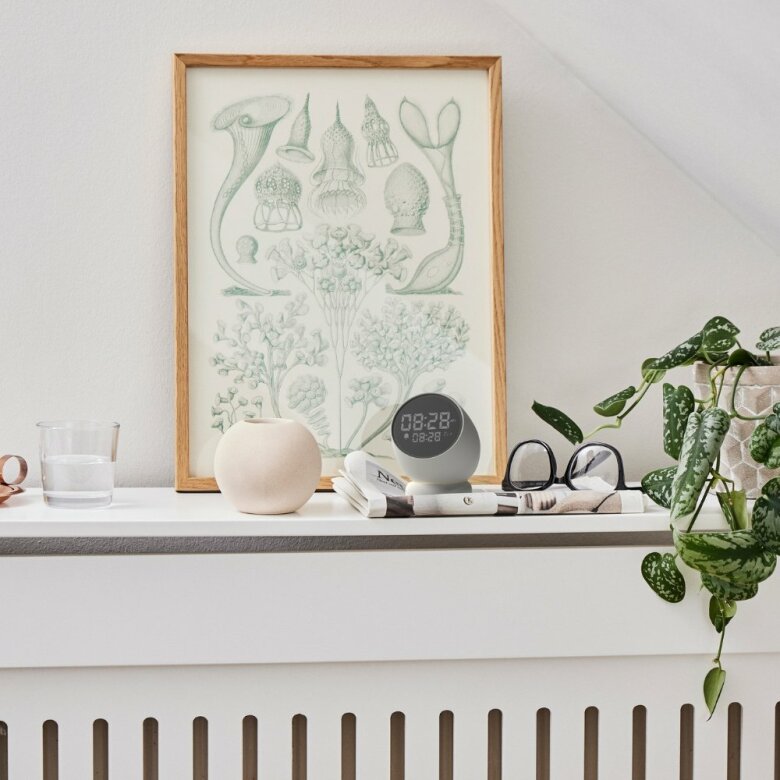 Bell väckarklocka vit som vänds upp och ner för att aktivera snooze