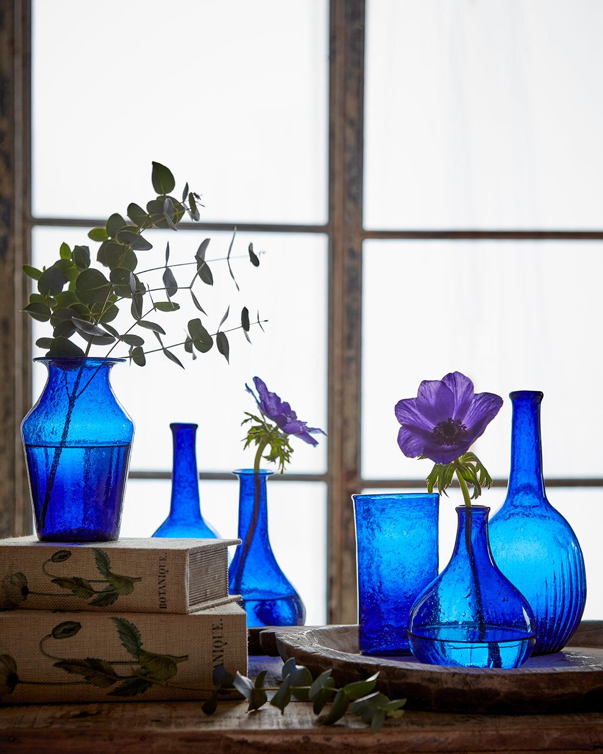 Blå glasvas VIOLETTA M med unik form och struktur
