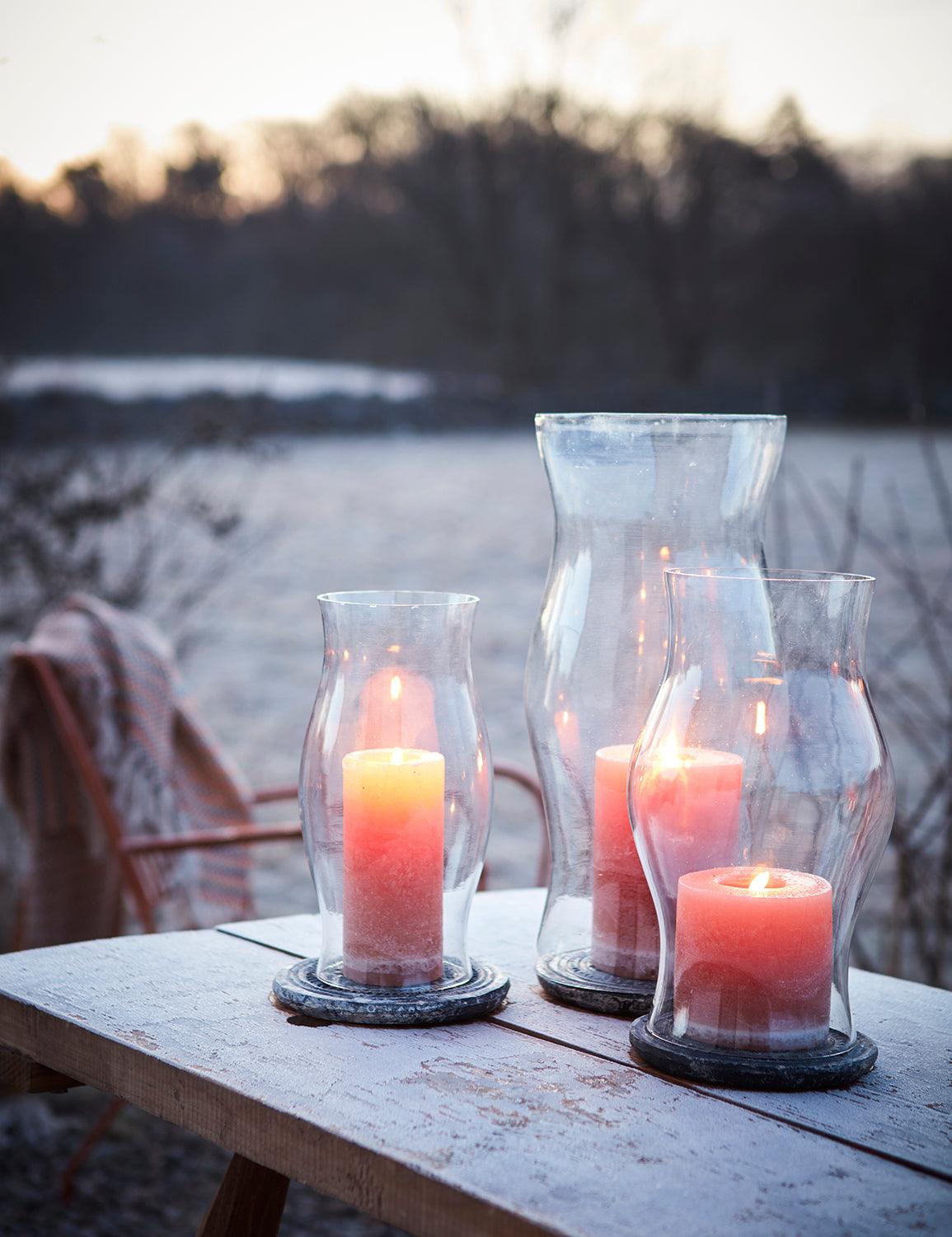 Närbild på den rustika ytstrukturen hos ett sandfärgat COTE NORD blockljus