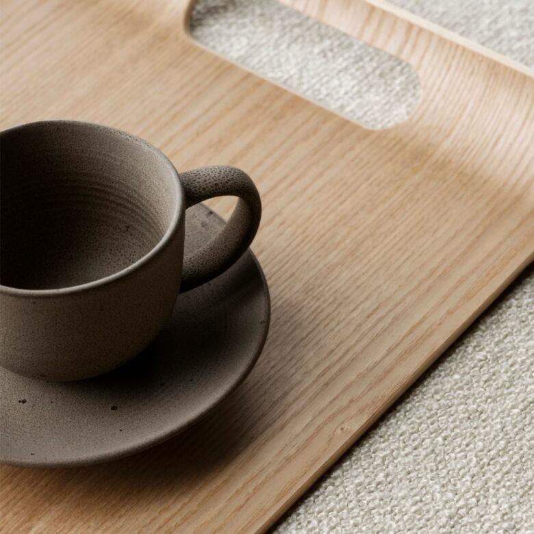 Närbild på Kumi espressokopp med unik reaktiv glasyr och japansk design
