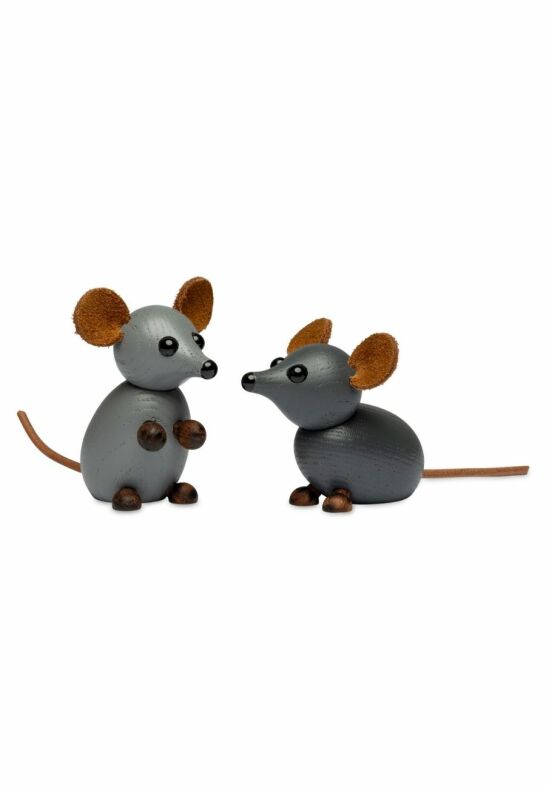 Grå musfigur i trä The Farm Mouse stående på vit bakgrund