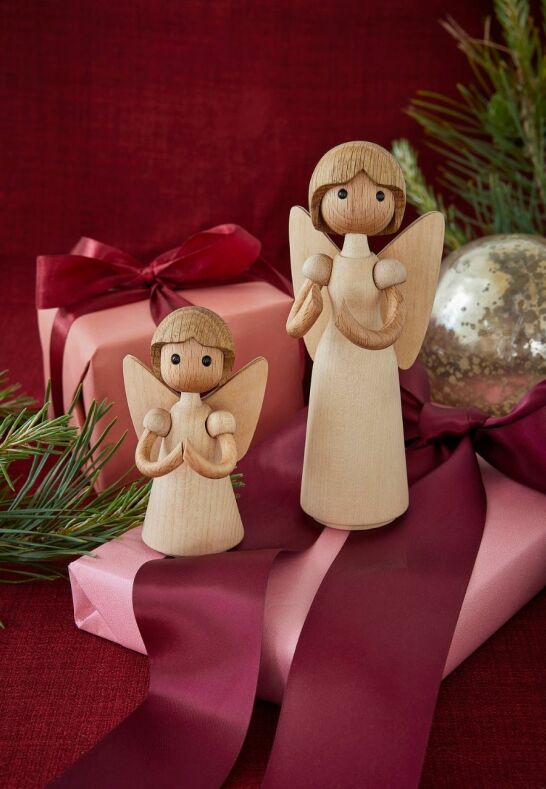 Gloria Angel träfigur i lönn sedd framifrån med vackra detaljer
