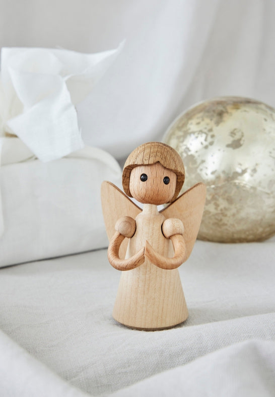 Närbild på Aura Angel ängel i trä med vingar och detaljer
