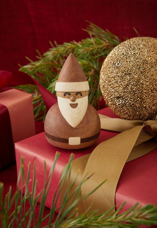 Närbild på detaljer och hantverk av Santa tomte i trä