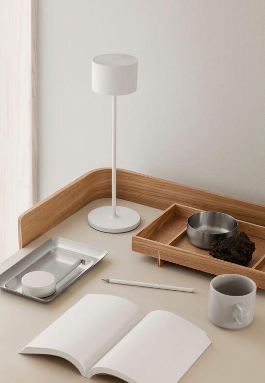 Närbild på den minimalistiska designen av Farol mobil lampa vit