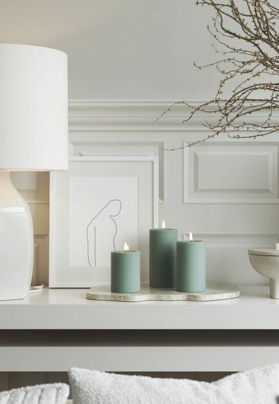 Närbild på strukturerad yta och Wetlook-design på Unique LED-ljus Sage Green