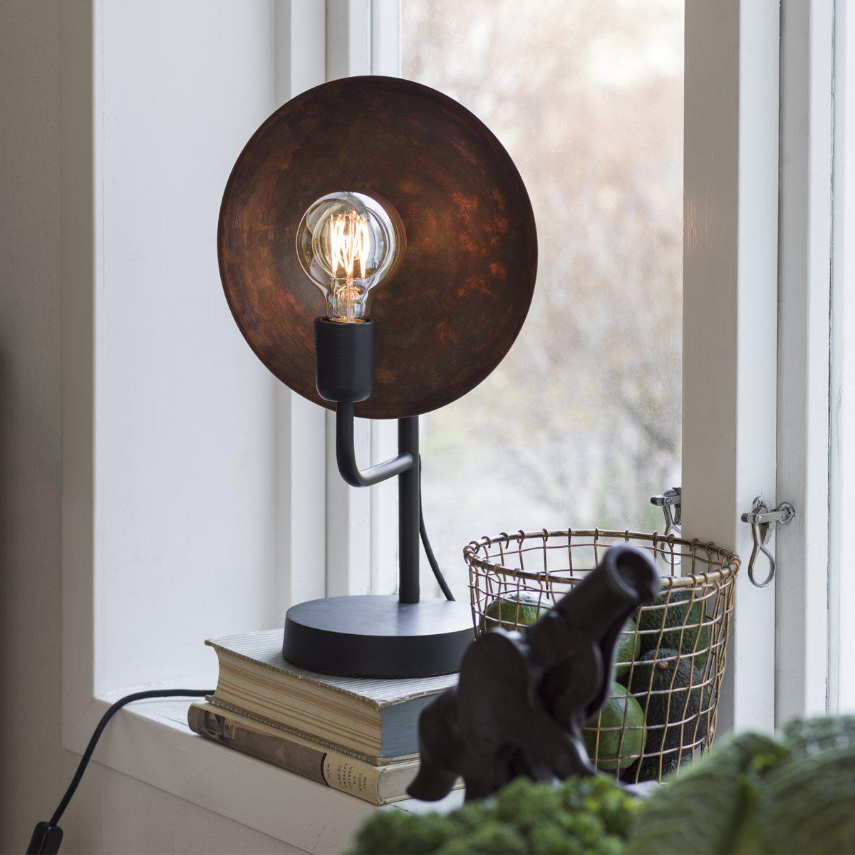 Närbild på Uptown lampfot med unik reflektionsskärm i metall