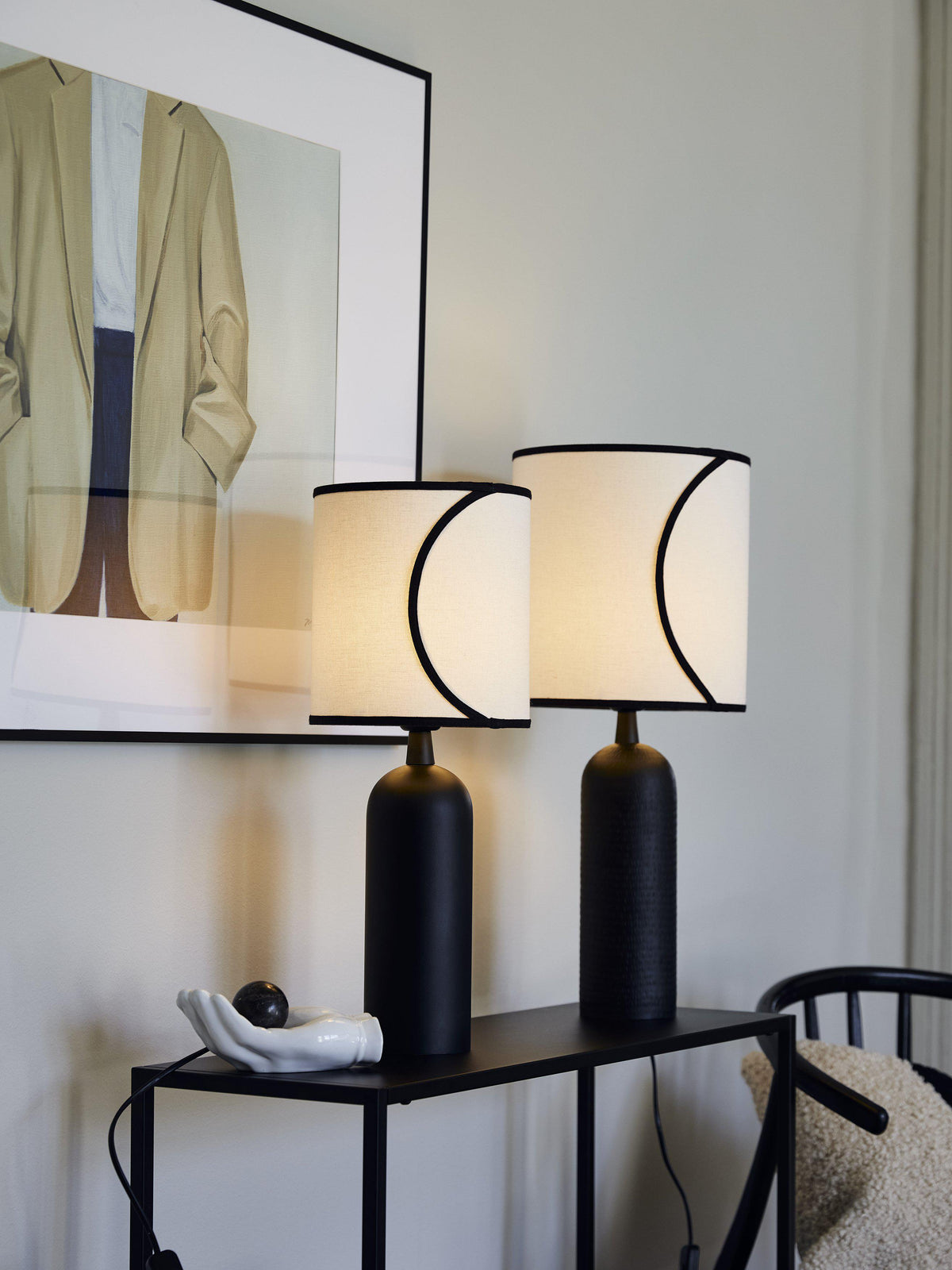 Närbild på Riley bordslampa med Ava skärm mot vit bakgrund