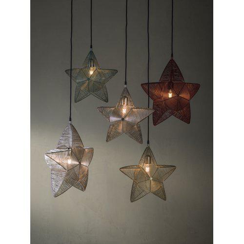 Närbild på Rigel adventsstjärna i grön metalltråd med svart textilsladd