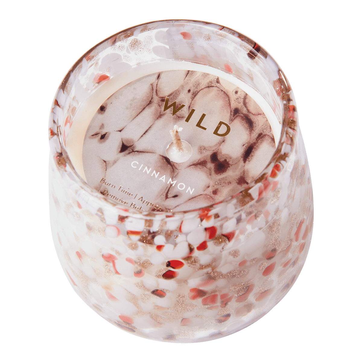 Närbild på WILD doftljus Cinnamon med detaljerat mönster i glaset