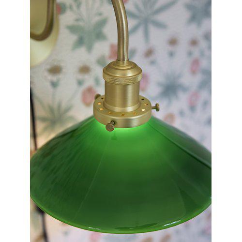 Klassisk grön vägglampa Axel med mässingsfinish monterad på väggfäste