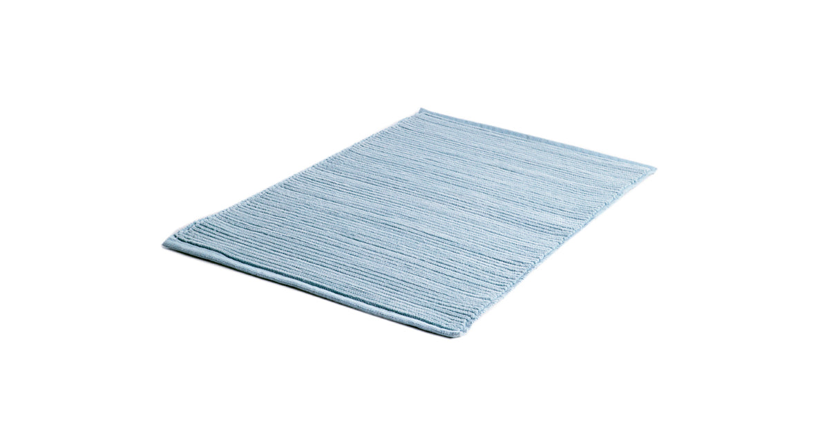Himmelsblå bomullsmatta Ribb 60x90 cm från Etol på vit bakgrund