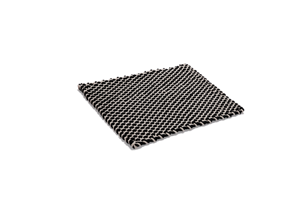 Svart och naturfärgad flätad bomullsmatta Rep 40x50 cm från Etol Design