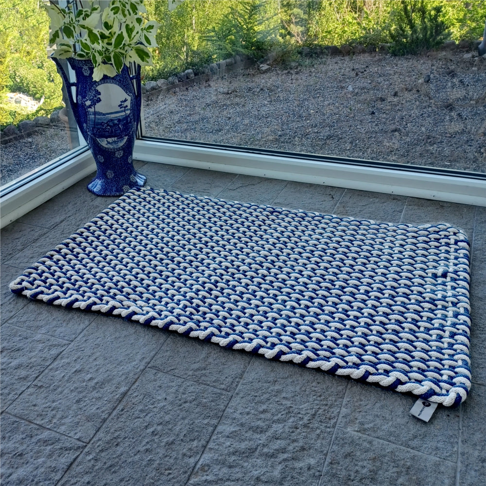 Matta Rep 50x80 navy/natur utlagd plant på vit bakgrund