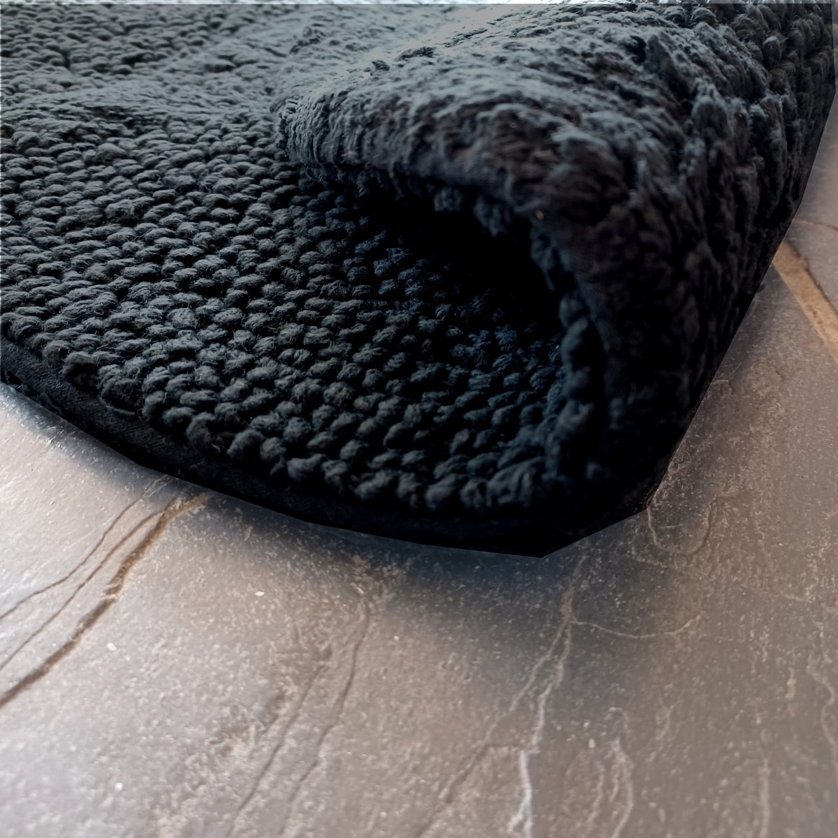 Rund svart matta Star från Etol för badrum med värmegolv