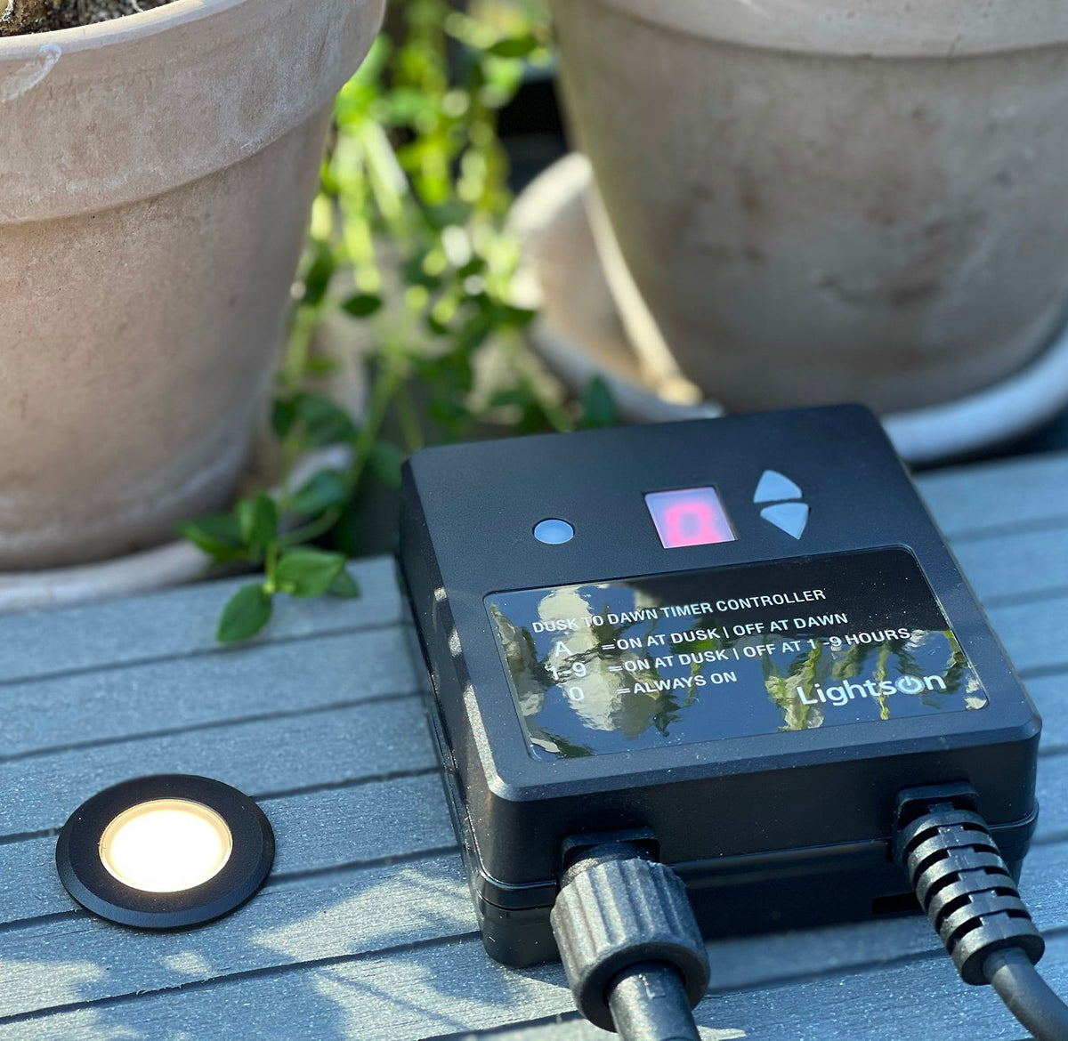 Svart ljussensor från LightsOn med anslutningskabel för 12V system