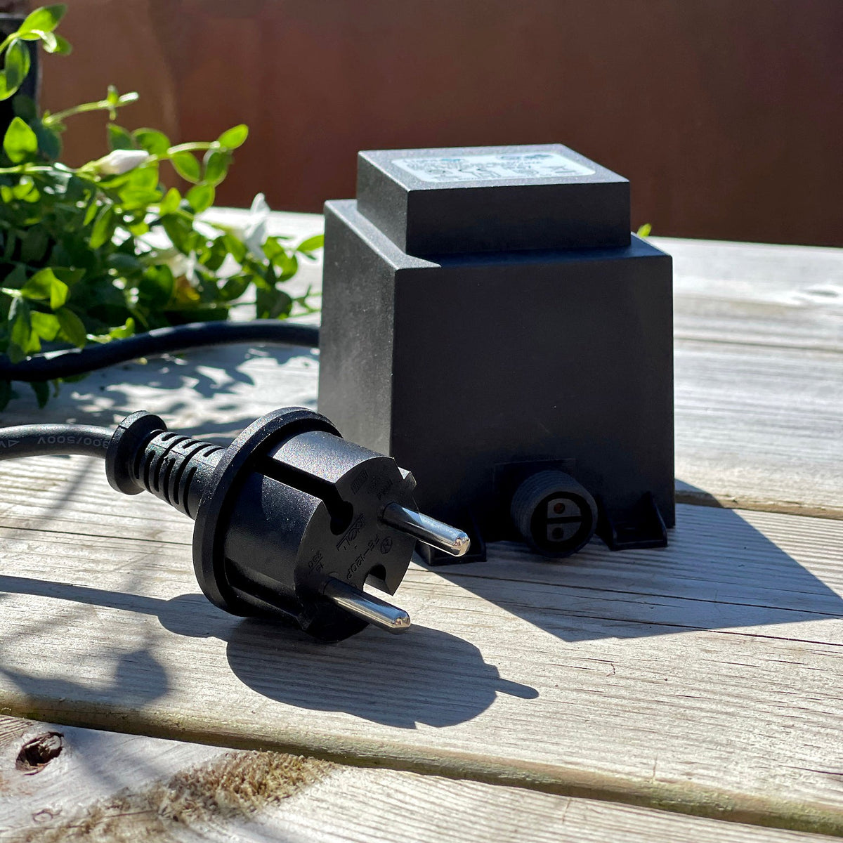Stickkontakt på 2 meter gummikabel tillhörande transformator 60W