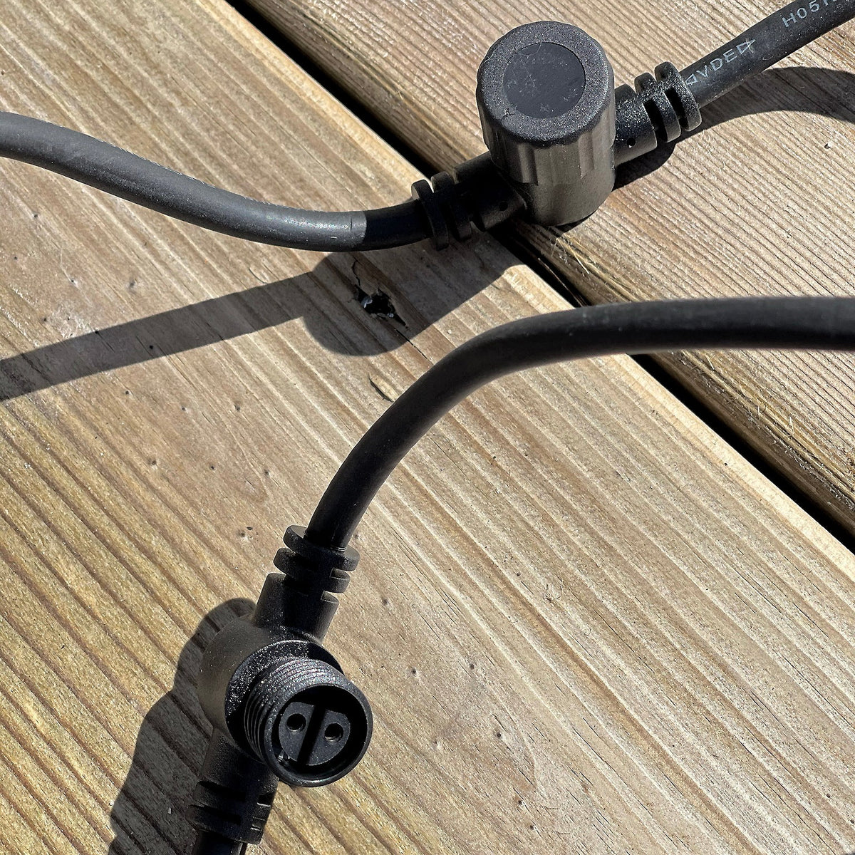 Medföljande skruvlock och gummipackningar för grenkabel