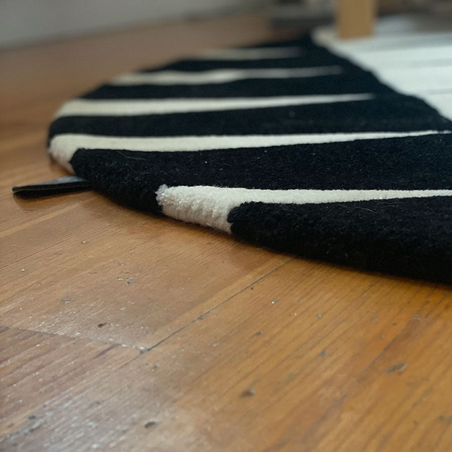 Närbild på handtufftad ullmatta Stockholm Sergel i högkvalitativ ull