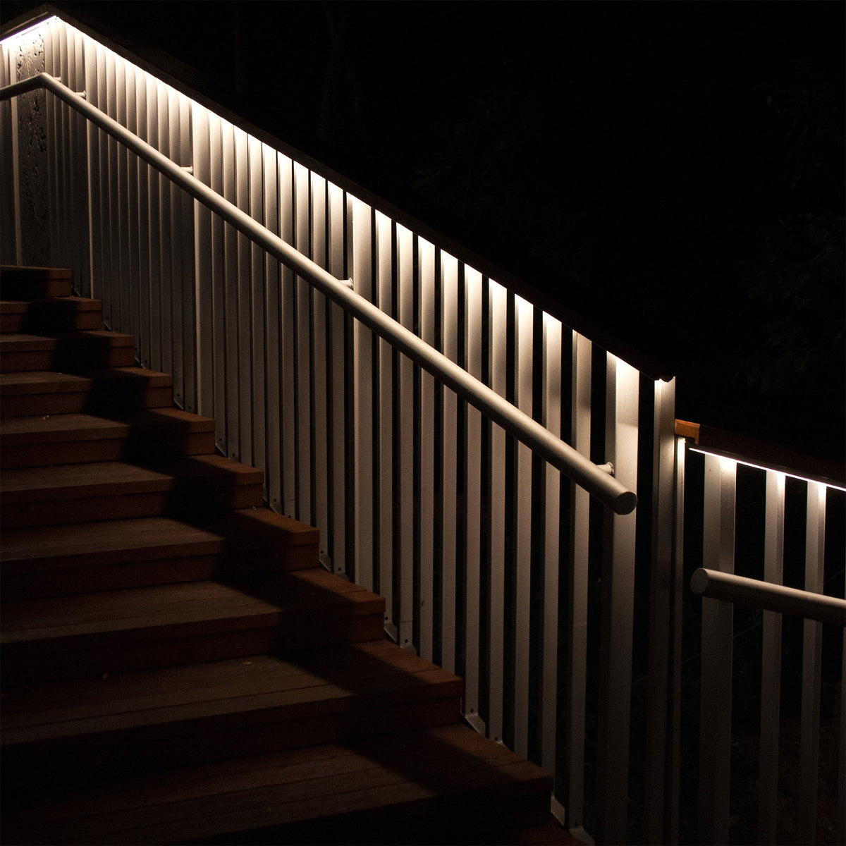 Närbild på Strip LED-ljusband som visar det jämna varmvita skenet