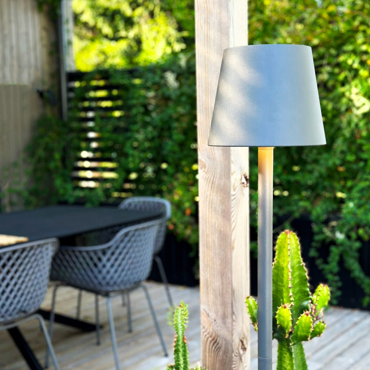 Stilren mörkgrå golvlampa Sofy i modern design för uteplats