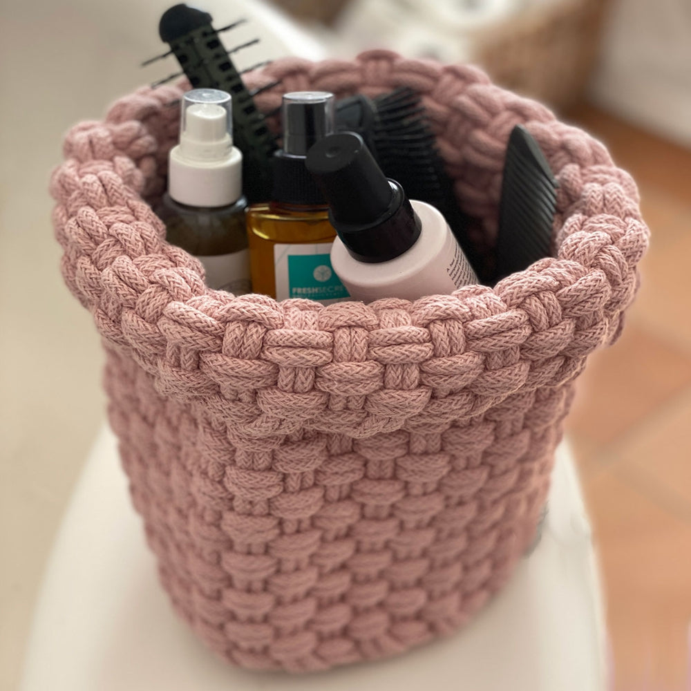 Närbild på det flätade repmönstret på korg Rope Dusty Pink