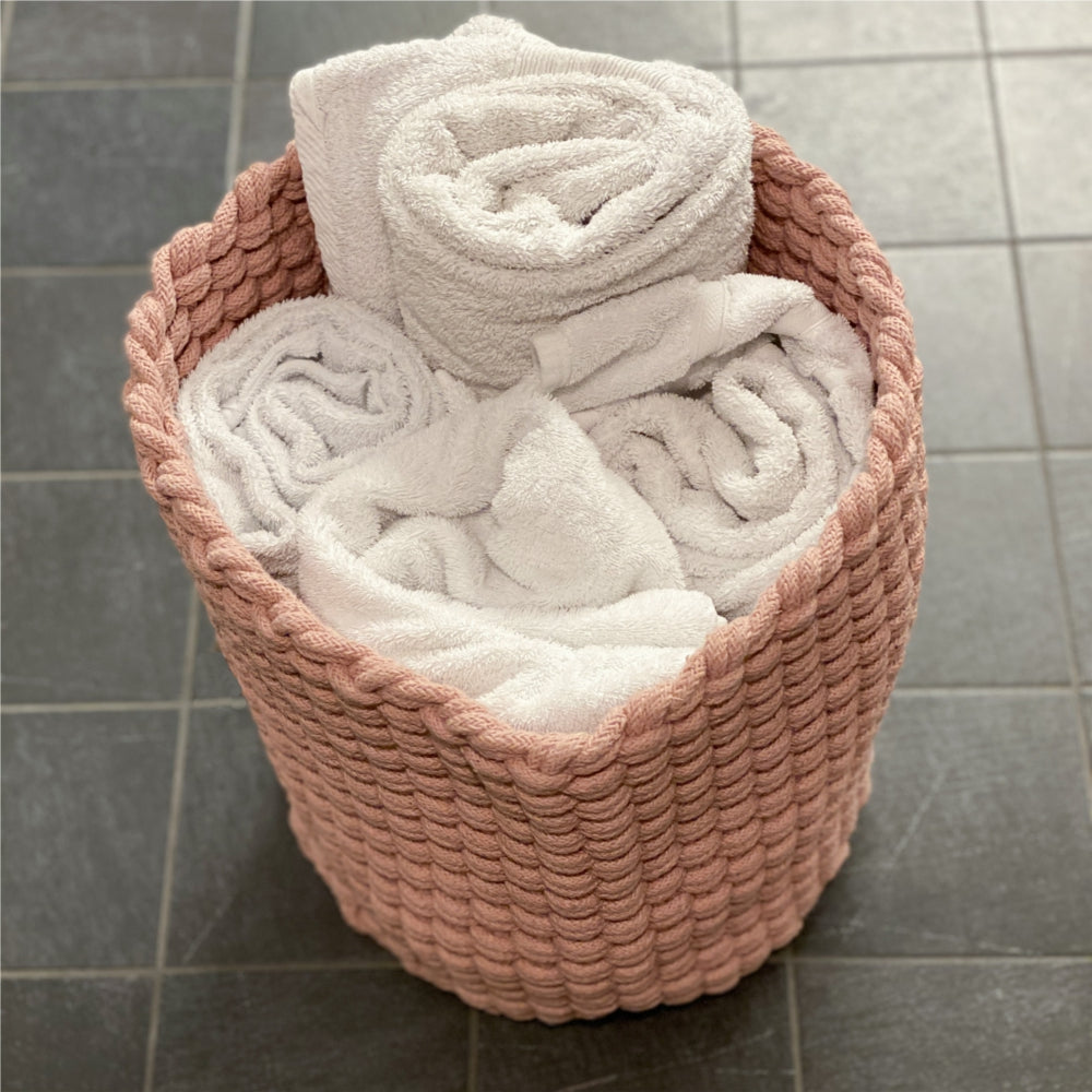 Närbild på det flätade mönstret på korg Rope Dusty Pink