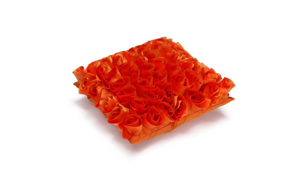 Orange kuddfodral Rose 45x45 dekorerat med 3D-rosor i tyg