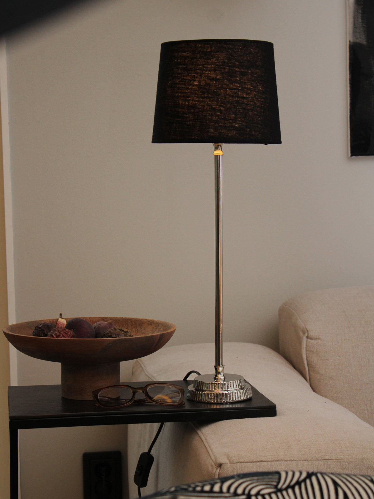 Närbild på Kent lampfot i krom med svart Sofia Franza lampskärm
