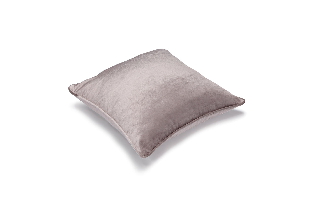 Stålfärgat kuddfodral Velvet i skimrande sammet 45x45 cm mot vit bakgrund