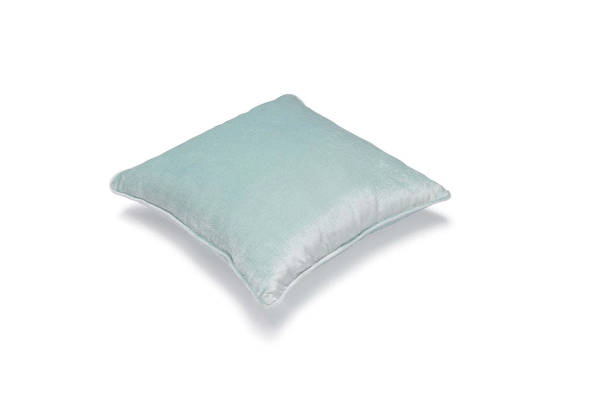Dimblått kuddfodral Velvet 45x45 i skimrande sammet mot vit bakgrund