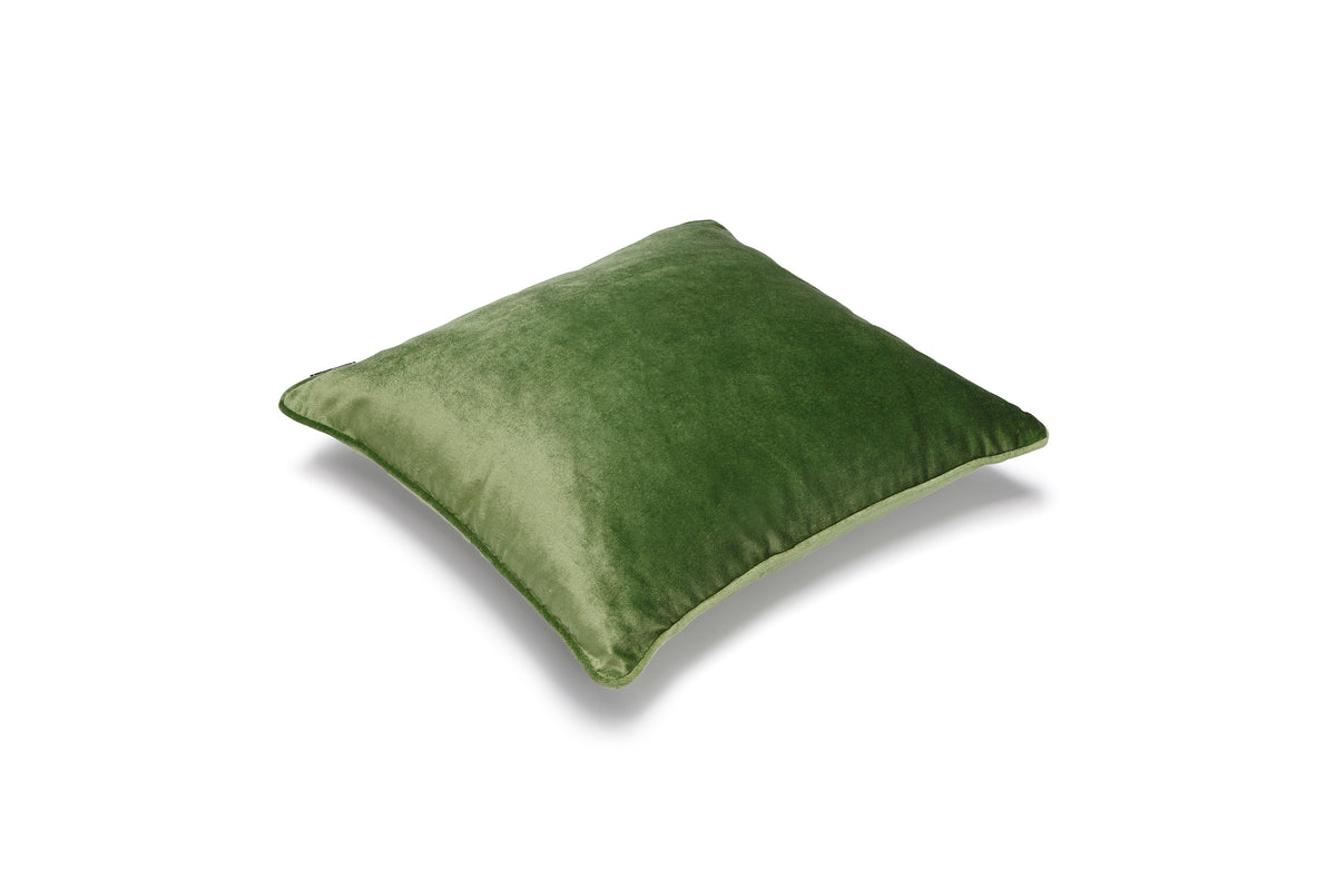 Gräsgrönt kuddfodral Velvet 45x45 i mjuk sammet fotat snett uppifrån